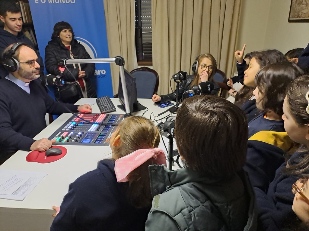 Crianças numa emissão da Rádio Amparo