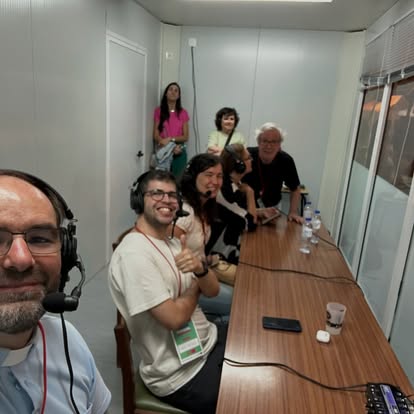 Equipa da Rádio Amparo no stand do Grande Arraial